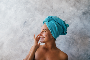 How To Remove Sunscreen From Face Naturally: 5 Important Tips | Photo by Anna Tarazevich